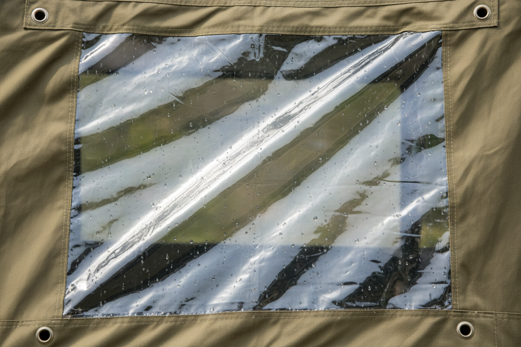 Przeźroczysta folia która jest wykorzystana jako okno namiotu 